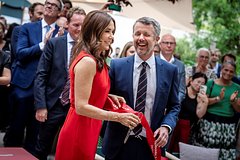 Paparacci snjali 52 letnjuju korolevu danii v kupalnike na otdyhe 3dc68b9.jpg
