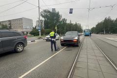Skoda сбила подростковую пару на улице Шефская в Екатеринбурге