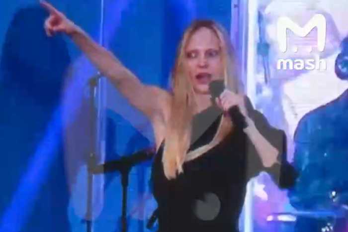 Trogala sebja za intimnye mesta gljukoza vyshla na scenu v neadekvatnom sostojaniinbsp video 7dfab72.jpg
