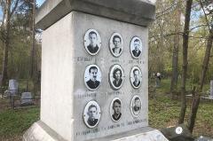 Хулиган сорвал букву с доски «Екатеринбургская городская дума». Его ищут (ВИДЕО)