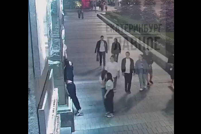 Huligan sorval bukvu s doski ekaterinburgskaja gorodskaja duma ego ishhut video 621aaba.jpg