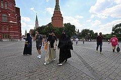 Inostrancy massovo ustremilis v rossiju f057557.jpg