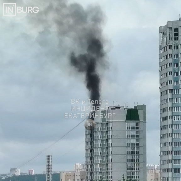 Из дома эвакуировали 30 человек: на Уктусе загорелась высотка