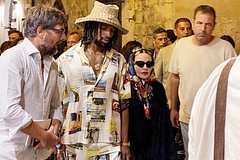 Madonnu rjadom s molodym vozljublennym ocenili v seti frazoj babushku vyveli na progulku a1efcbd.jpg