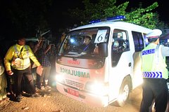 Na bali turist zahotel sdelat selfi s devushkoj u vodopada sorvalsja i ne vyzhil 13ee417.jpg