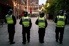 Prizvavshuju szhech oteli s migrantami zhenu britanskogo chinovnika zaderzhali 46b682d.jpg