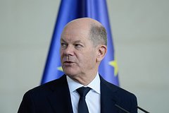 Sholc vstretit v aeroportu obmenjannyh rossijskih politzakljuchennyh a1b7809.jpg