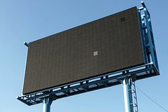 Sotni devushek pozvali na svidanie proreklamirovavshego sebja na bilborde muzhchinu 1bf6795.jpg