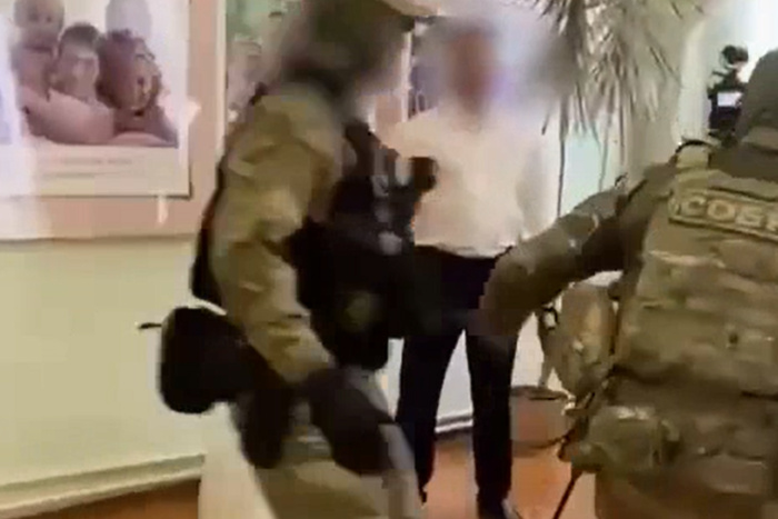 V amurskoj oblasti siloviki zaderzhali zheniha prjamo vo vremja ceremonii brakosochetanijanbsp video a6b9132.jpg