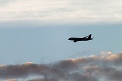 Dver samoleta otvalilas srazu posle vzleta i upala vo dvor zhilogo doma 59f0256.jpg