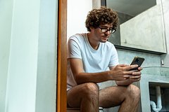 Koloproktolog predupredila ob opasnosti pohodov v tualet s telefonom e675008.jpg
