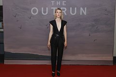 Populjarnaja aktrisa vyshla v svet v narjade s dekolte do pupka 1518d47.jpg