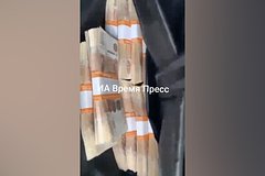 Rossijskij eks voenkom pohvastalsja pistoletom i polnym portfelem babla i popal na video 9c5b77e.jpg