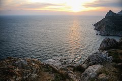 Turist sorvalsja so skaly na rossijskom kurorte i poluchil tjazhelye travmy 9a2394f.jpg