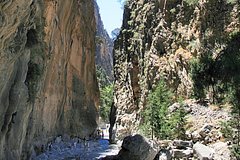 Turistka otpravilas v samoe dlinnoe ushhele evropy i byla zavalena kamnjami 952c0d2.jpg