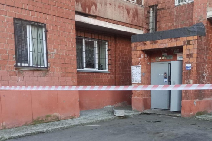 V uralskogo gorode s kryshi desjatietazhki rjadom s podezdom ruhnula betonnaja plita 936740b.jpg