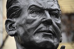 Vo vladivostoke neizvestnyj pomochilsja na pamjatnik razvedchiku zorge c6ec088.jpg