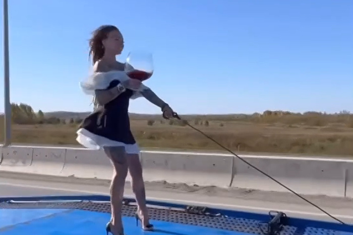 Blogersha prokatilas po ekad stoja na evakuatore s bokalom vina v rukah 1d1c95e.jpg