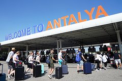 Broshennuju v aeroportu antali devochku razreshat udocherit rodstvennikam 266a6ff.jpg