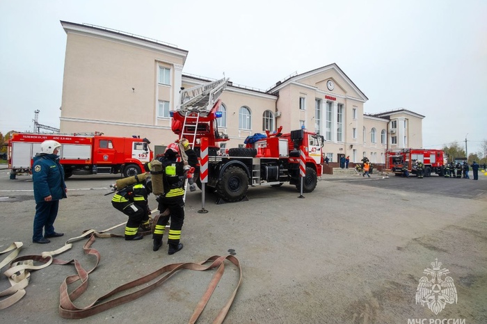 Chetyre sotrudnika mchs postradali v nizhegorodskoj oblasti posle ataki bpla e50c739.jpg