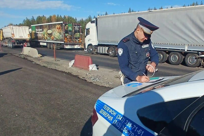 Na permskom trakte voditeli vstali v probku iz za stolknovenija dvuh gruzovikov f1fc17f.jpg