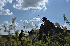 Operator bpla sbrosil zazhigatelnyj boepripas na ukrainskij btr i szheg ego 71f9a23.jpg