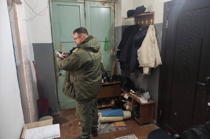 Ot telca ubitogo v ekaterinburge dedom mesjachnogo rebenka na dveri ostalis vmjatiny 7657dc9.jpg