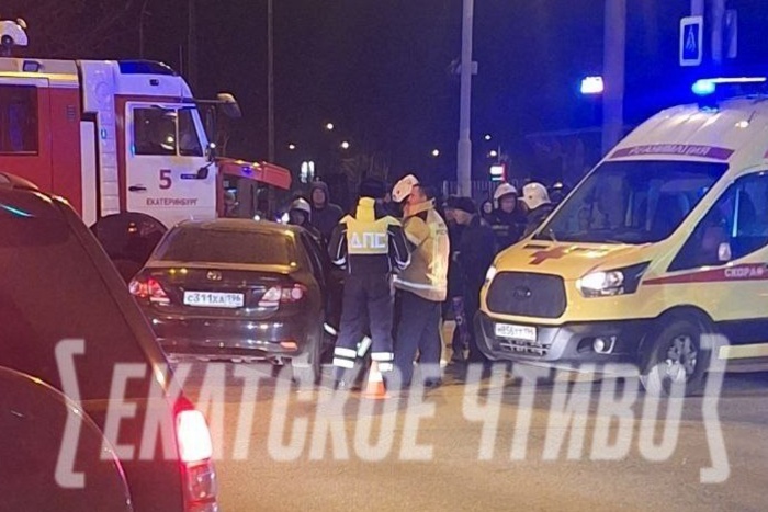 Pozharnaja mashina stolknulas s avto predstavitelskogo klassa v ekaterinburge 0c40645.jpg