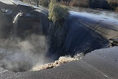 Proryv damby v rossijskom regione privel k razrusheniju dorogi 9a60f0b.jpg