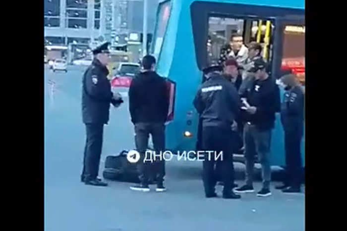 Siloviki ustroili oblavu na migrantov na ekaterinburgskom zhd vokzale 6422d75.jpg