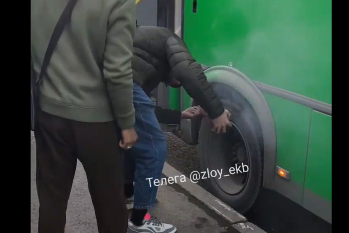 V ekaterinburge vo vremja dvizhenija zagorelsja avtobus no prodolzhil razvozit passazhirov 8b6738b.jpg
